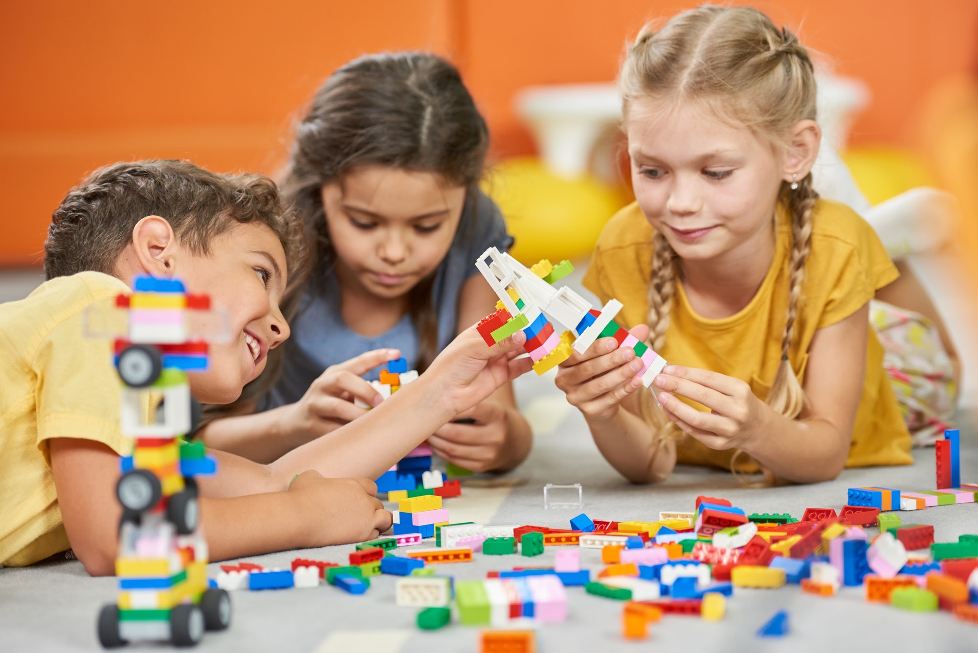 group-of-kids-playing-with-plastic-blocks- (1)